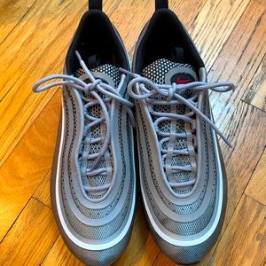 Woman’s Nike Airmax Sneakers